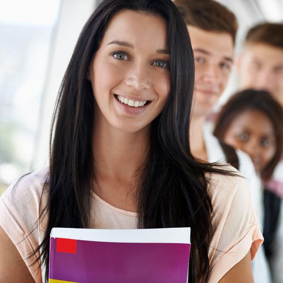 Junge lächelnde Studierende unterschiedlicher Herkunft