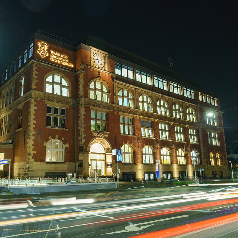 Außenansicht der THGA bei Nacht